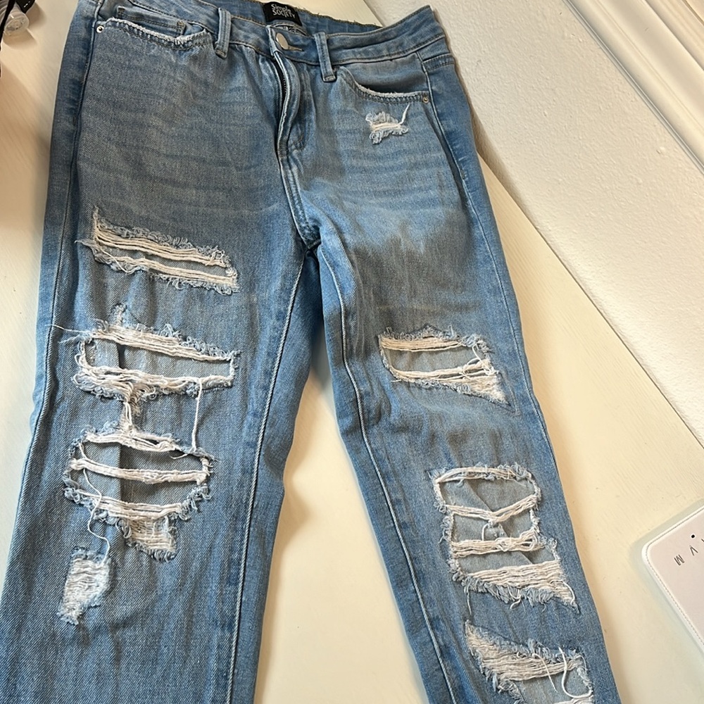 Excellent condition. Simple society size 7/28 skinny jeans.